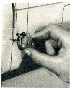 BORLETTI 1101 AUTOMATIQUE - 2/E Extraction du fil inférieur, préparation des deux fils et commencement de la couture. - 3