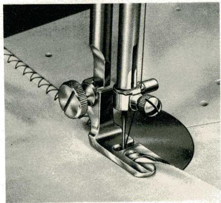 BORLETTI 1101 AUTOMATIQUE - Travaux de coutures aux point zig-zag qui exigent le transporteur - 3