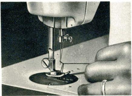 BORLETTI 1101 AUTOMATIQUE - 2/E Extraction du fil inférieur, préparation des deux fils et commencement de la couture. - 1