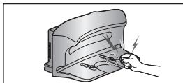 SAMSUNG NAVIBOT SR8895 - Ne court-circuitez pas les broches de chargement à l'aide d'objets en fer tels que des baguettes, des tournevis, etc. - 1