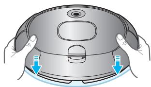 SAMSUNG NAVIBOT SR8895 - Plaats de dweilplaat waarop de dweil is aangebracht, op de vloer en duw deze maar beneden. - 5