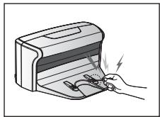 SAMSUNG SR8950 NAVIBOT - Veroorzaak geen kortsluiting bij de oplaadcontactpunten met metalen voorwerpen, zoals haak- en breinaalden, schroevendraaiers, enzovoorts. - 1