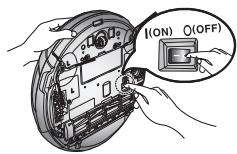 SAMSUNG VCR8950L3B - Desactive el conmutador de encendido de la parte inferior de la unidad principal antes de limpar la aspiradora robot. - 1