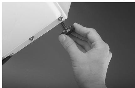 WHIRLPOOL AWE 6215 - Assurez-vous que les pieds reposent correctement sur le sol et que la machine est bien horizontal et stable (servez-vous d'un niveau à bulles). - 2