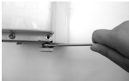 WHIRLPOOL AWE 6215 - Assurez-vous que les pieds reposent correctement sur le sol et que la machine est bien horizontal et stable (servez-vous d'un niveau à bulles). - 1