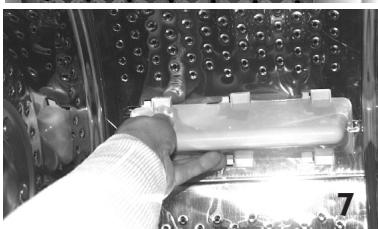 WHIRLPOOL AWE 6215 - Récupération d'un objet tombé entre le tambour et la cuve - 4