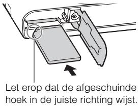 SONY DSC-RX10M3 - Een geheugenkaartplaatsen (los verkrijgbaar) - 2