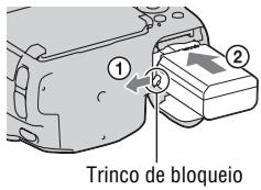 SONY A37 - Como insertir o pack de baterias/cartão de memória (vendido separatamente) - 2