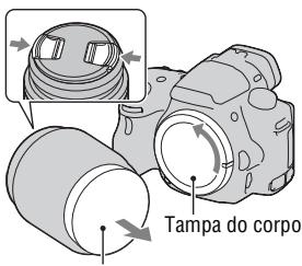 SONY A37 - Remova a tampa do corpo da camara e a tampa de embalagem da parte traseira da objectiva. - 1
