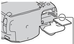 SONY A37 - Como insertir o pack de baterias/cartão de memória (vendido separatamente) - 3