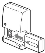 SONY A37 - Inserte la bateria en el cargador de bateria. - 1