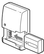 SONY A37 - Insérez la batterie sur le chargeur de batterie. - 1