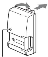 SONY A37 - Collegare il caricabatterie alla presa elettrica a muro. - 1