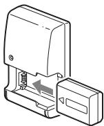 SONY A37 - Setzen Sie den Akku in das Ladegerät ein. - 1