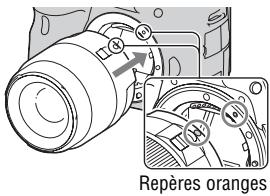 SONY SLT-A57 - Montez l'objet en alignant les repères orange (taquets de montage) sur l'objet et l'appareil. - 1