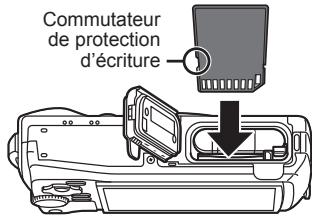 OLYMPUS STYLUS TG-4 - Insérez la carte bien droit jusqu'à ce qu'elle se mette en place avec un léger bruit sec. - 1