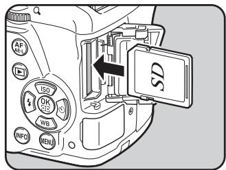 PENTAX K50 - Introduisez la carte à fond, l'étiquette de la carte mémoire SD face à l'écran. - 1