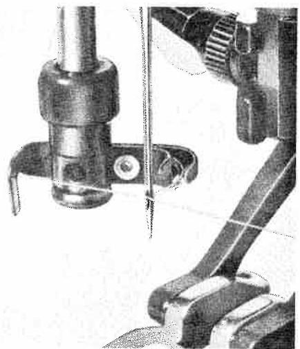 PFAFF 1222 - Threading the needle with the automatic Pfaff needle threads - 3