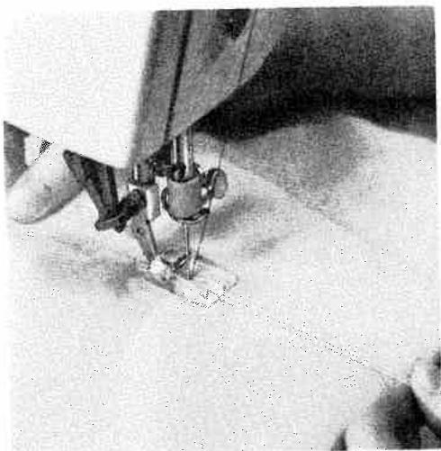 PFAFF 1222 - Sewing on elastic strands - 1