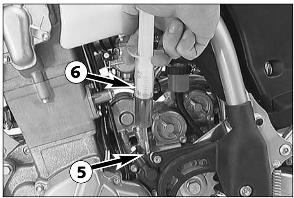 KTM 525 EXC - Contrôle du niveau d'huile de l'embrayage hydraulique - 1