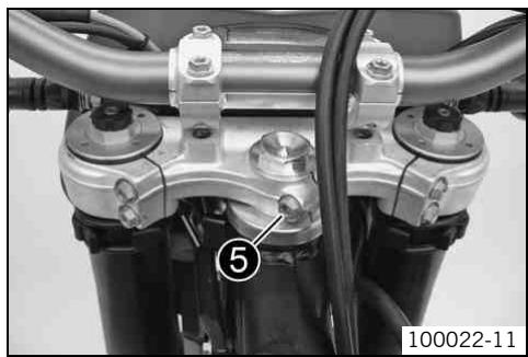 KTM 530 XC-W USA - Monter le té de fourche inférieur (EXC EU, EXC AUS, XC-W ZA) - 3