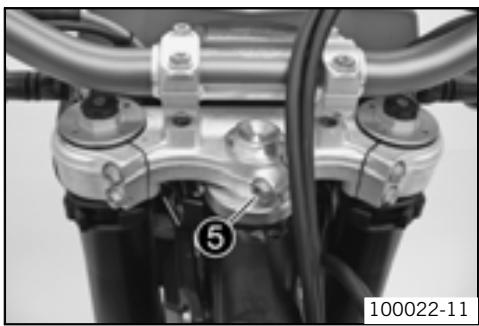 KTM 530 XCR-W ZA - Monter le té de fourche inférieur (EXC-R EU, EXC-R AUS/UK, EXC-R USA, XCR-W ZA) - 3