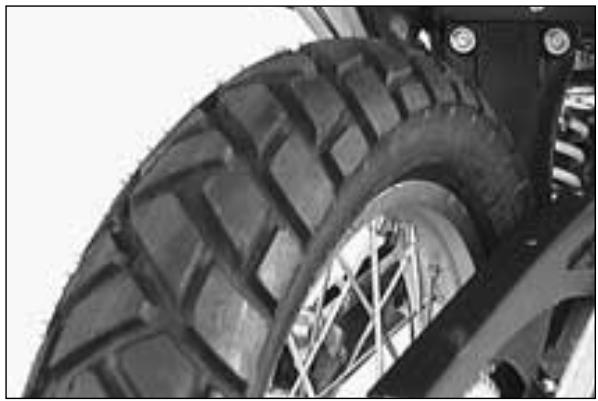 KTM 640 LC4-E - Contrôle des silent-blocs du moyeu arrière* - 1