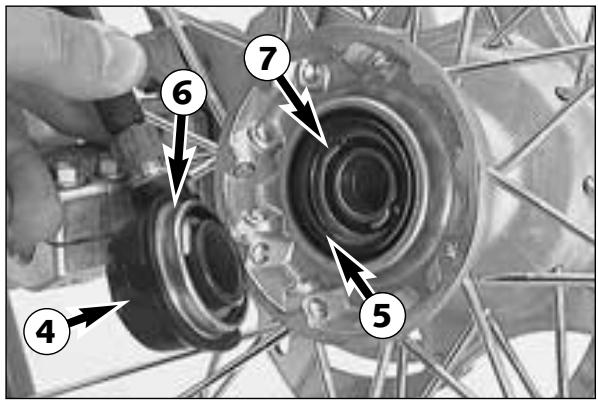 KTM 640 LC4-E - Vérification des plaquettes de frein à l'arrêt - 3