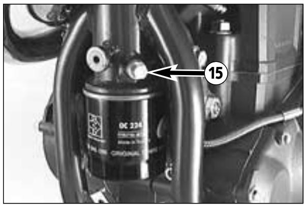 KTM 640 LC4-E - Vérification du niveau d'huile - 3