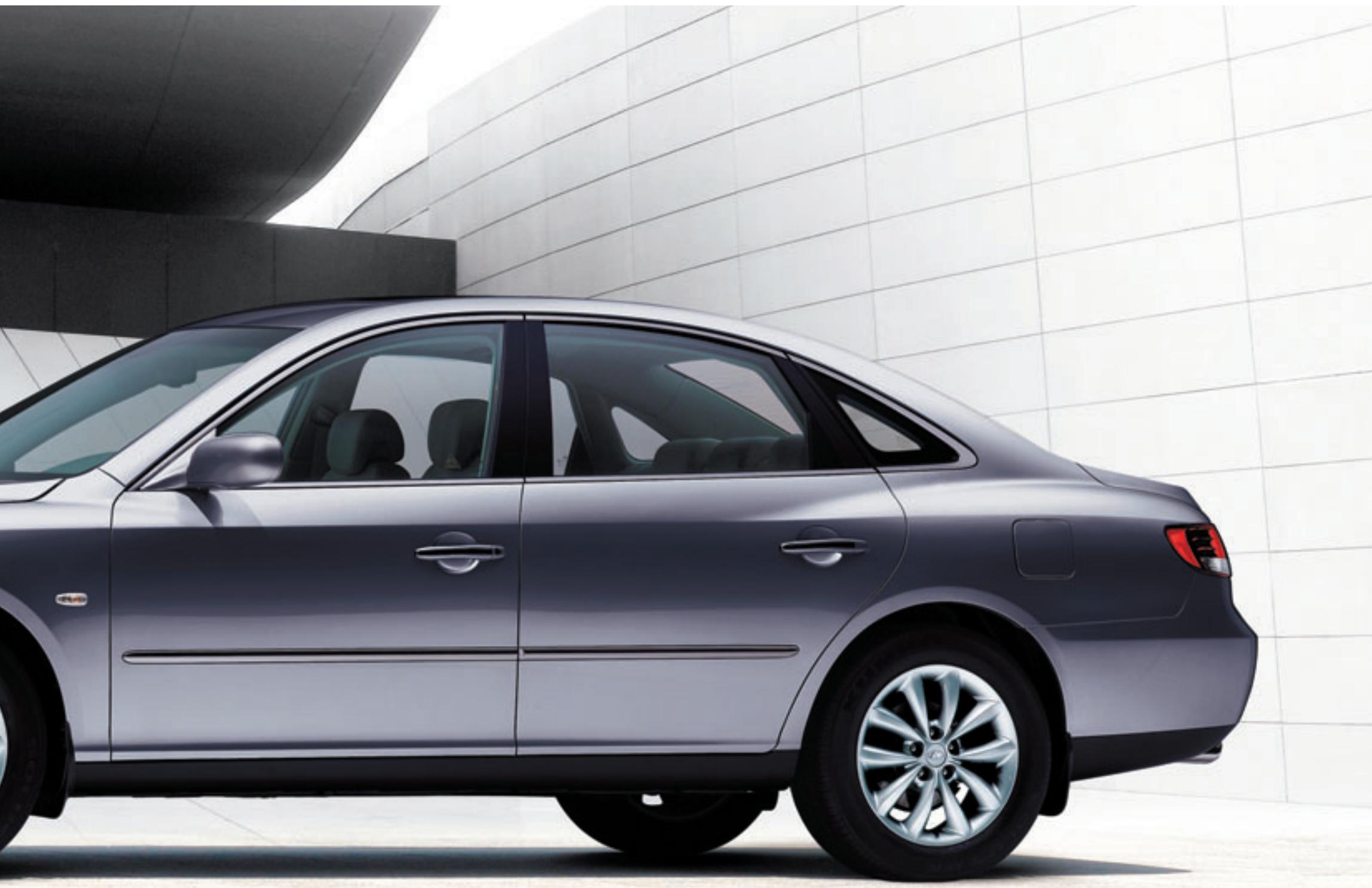 HYUNDAI AZERA - Naturellement élégante, dynamique et sécurisante,   Azera vous conduit dans un nouveau monde deUXe. - 2
