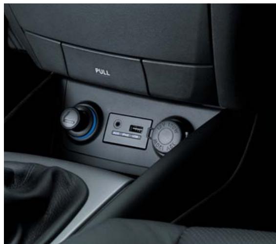 HYUNDAI I30 CW - Prise USB et auxiliaire - 1
