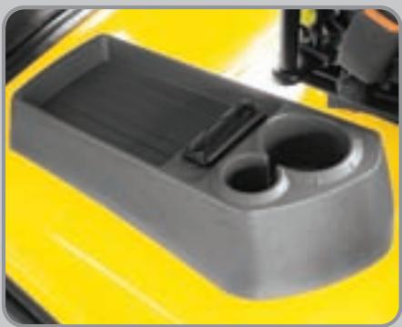 HYUNDAI 15D-7E - Pédales positionnées de manière ergonomique - 1