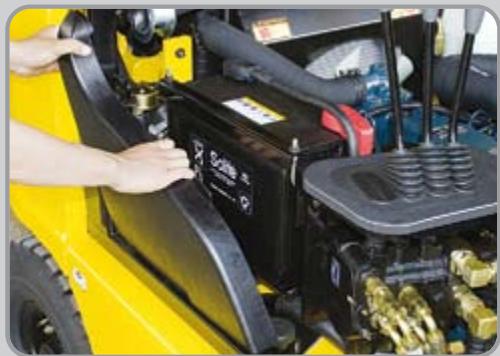 HYUNDAI 20D-7E - Changement aisé du filtré à air - 1