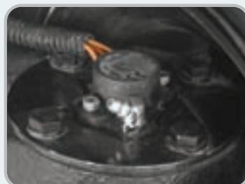 HYUNDAI 22B-7 - Remplacement aisé de la batterie - 5