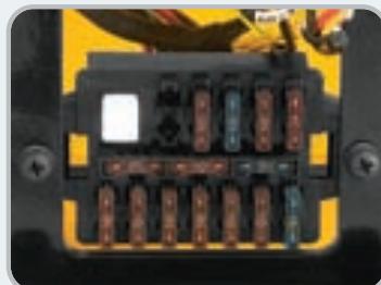 HYUNDAI 22B-7 - Remplacement aisé de la batterie - 3