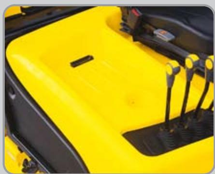 HYUNDAI 35DS-7E - Pédales positionnées de manière ergonomique - 1