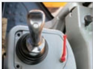 HYUNDAI HL730-7A - Commutateur FNR sur le levier de commande - 1