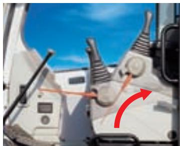 HYUNDAI R180LC-7A - Pédales de translation souples et repose-pieds - 3