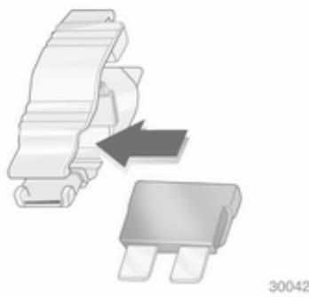 OPEL ASTRA 2012 - Pince à fusibles - 2