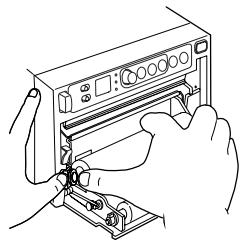 MITSUBISHI P93E - Charger le rouleau de papier. - 1