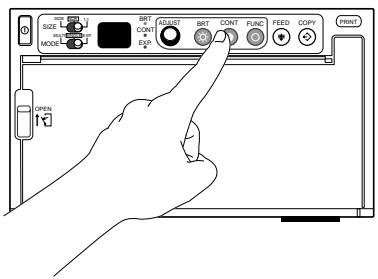 MITSUBISHI P93E - Appuyer sur ces touches pour ajuster la luminosité ou le contraste. - 2