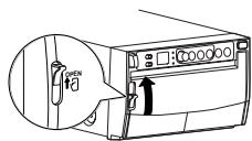 MITSUBISHI P93E - Ouvrir le portillon. - 1
