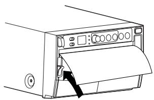 MITSUBISHI P93E - Faire sortir l'extrémité du papier. - 2