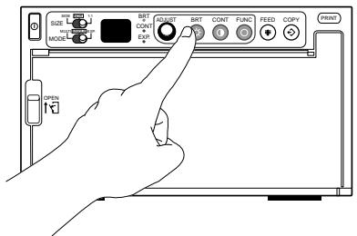 MITSUBISHI P93E - Appuyer sur ces touches pour ajuster la luminosité ou le contraste. - 1
