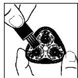 REMINGTON R-950 - Cleaning Your Shaver - 3