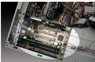 BELKIN CARTE RÉSEAU SANS FIL G MODE HAUT DÉBIT POUR ORDINATEUR DE BUREAU F5D7001FR - Étape 2 : Insérez la carte dans la fente PCI de votre ordinateur de bureau - 1