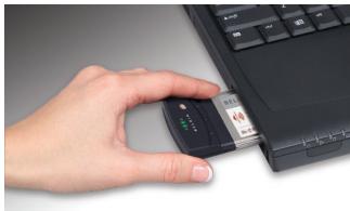 BELKIN CARTE RÉSEAU SANS FIL G MODE HAUT DÉBIT POUR ORDINATEUR PORTABLE F5D7011FR - Insérez la carte dans l'emplacement CardBus libre sur votre ordinateur portable - 2