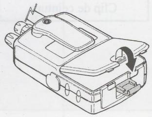 YAESU VR-120 - Mise en place de la batterie - 1