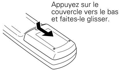 SANYO PLC-XU111 - Installation des piles de la télécommande - 1