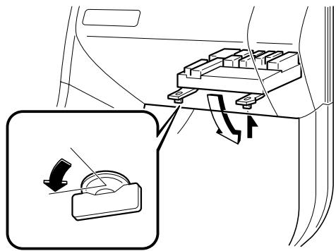 MAZDA 3 2009 - Remplacement des fusibles sur le cotoe passager avant sous la boite a gants - 2